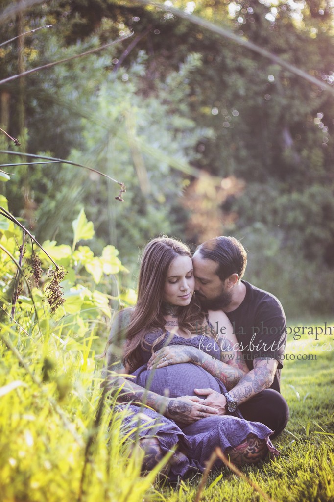 tattooed couple maternity pictures